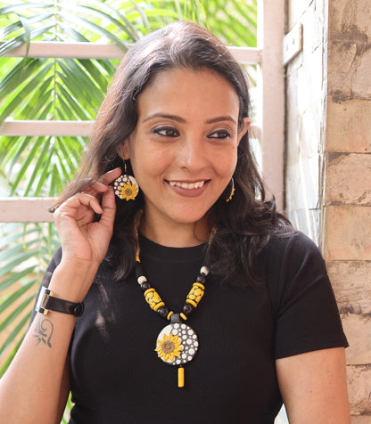 Nirvi Poly Ceramic Necklace & Earring set