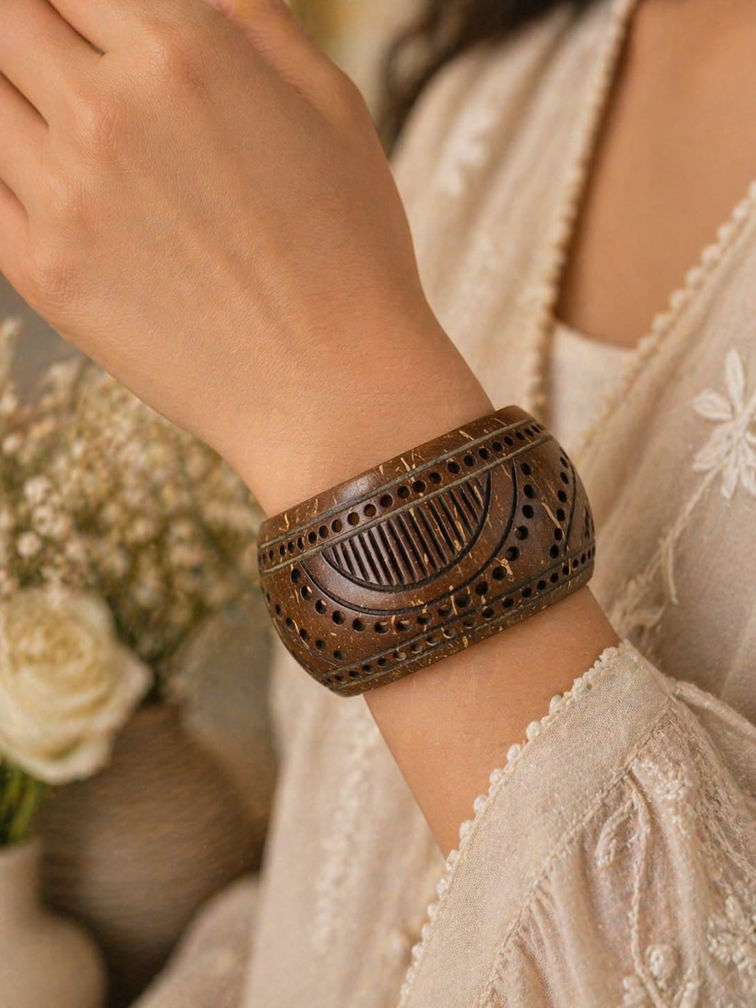 Noya Coco Shell Bangle