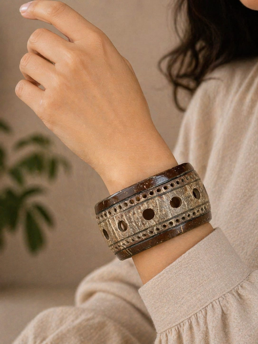 Miraan Coco Shell Bangle