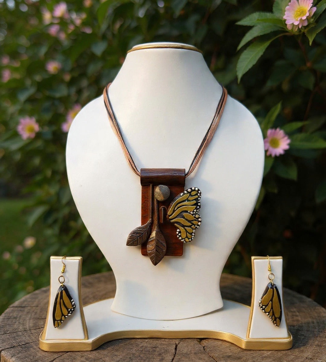 Navika Coco Shell Necklace & Earring set