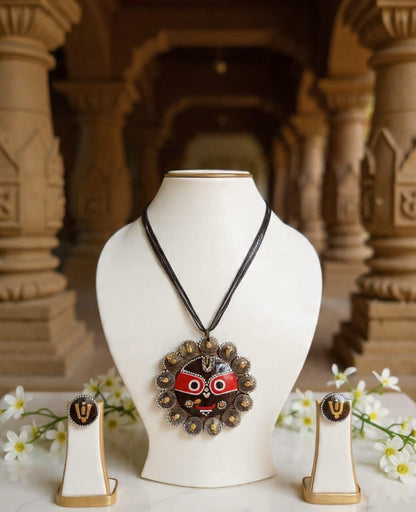 Jashwi Jagannatha Coco Shell Necklace & Earring set
