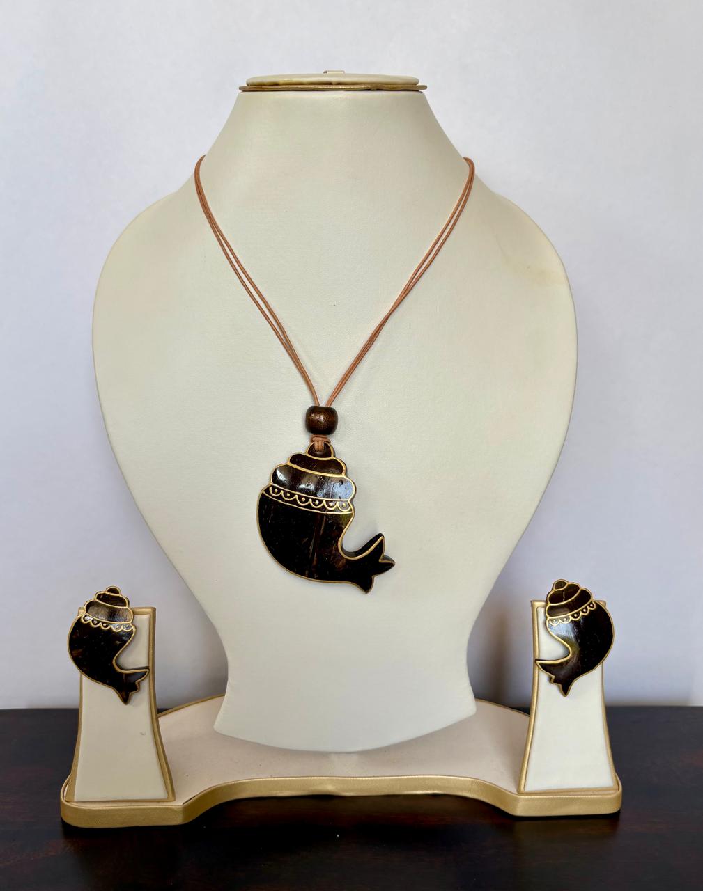 Nihira Coco Shell Necklace & Earring set